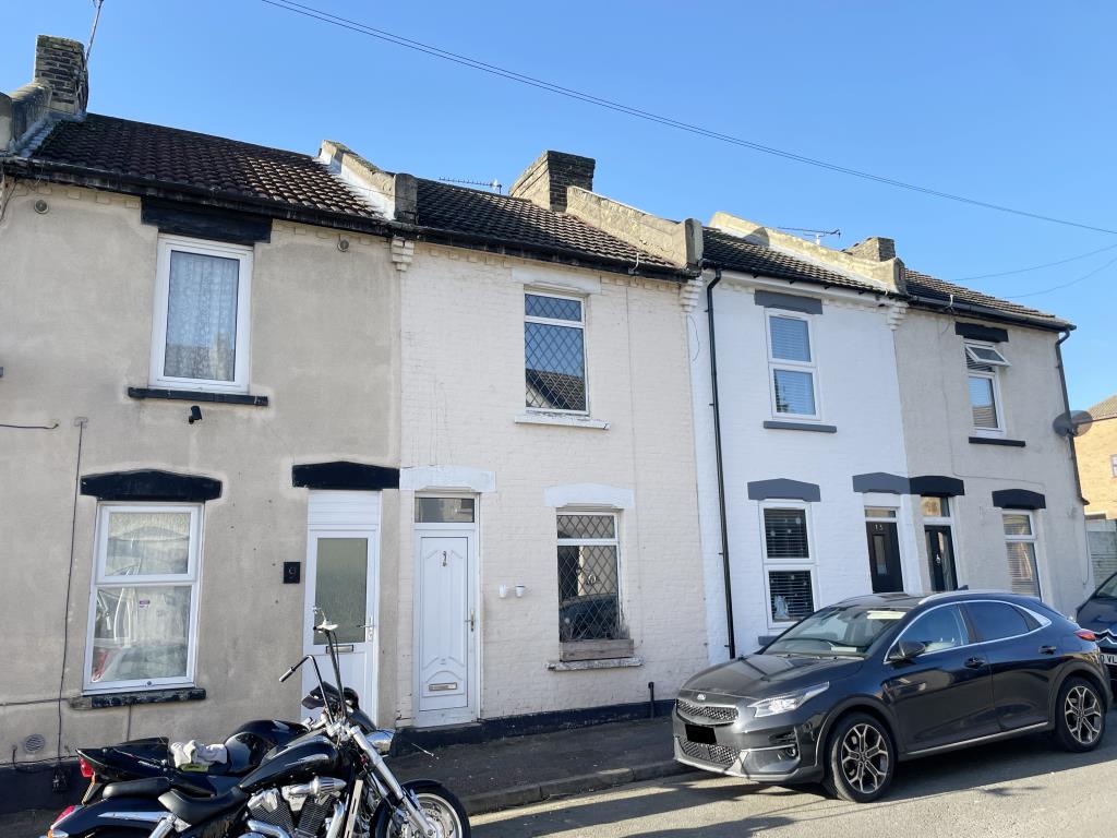 Lot: 129 - HOUSE FOR REFURBISHMENT - Front view of house for refurbishment